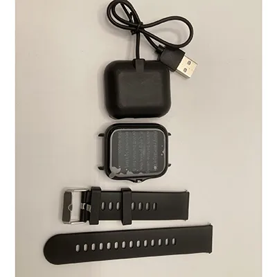 Smartwatch avec câble de charge. Produit vendu en ligne, notamment via AliExpress.