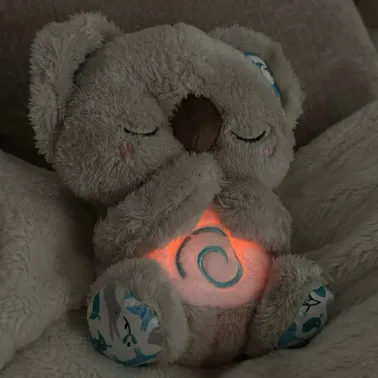 Koala en peluche à piles avec fonctions lumineuses et sonores. Produit vendu en ligne sur plusieurs sites d'expédition directe et marchés différents.