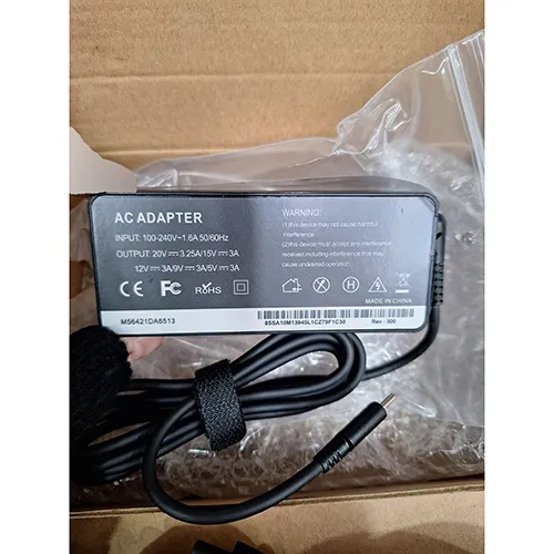 Un câble de chargement d'adaptateur AC noir avec prise USB-C.