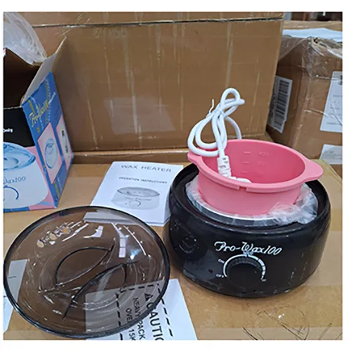 Chauffe-cire avec une base noire et une tasse en plastique rose. Produit vendu en ligne, notamment via Amazon.