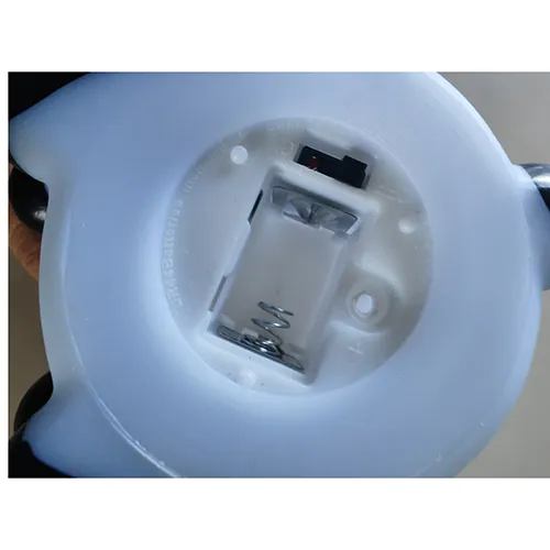 Lampe de nuit; en forme de panda, alimenté par une batterie bouton LR44. Produit vendu en ligne, notamment via gifi.fr