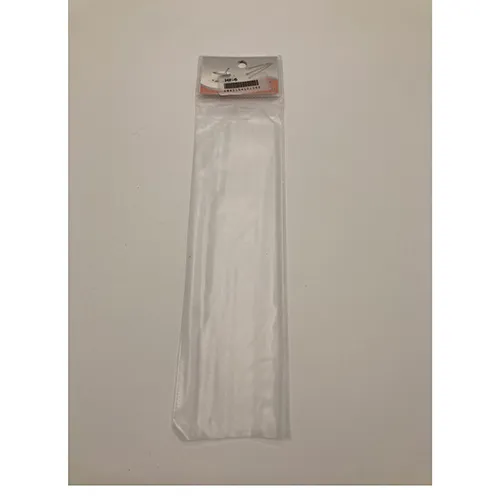 Un ensemble de six pailles à boire en acier inoxydable et une brosse de nettoyage enroulée avec des poils de nylon.
