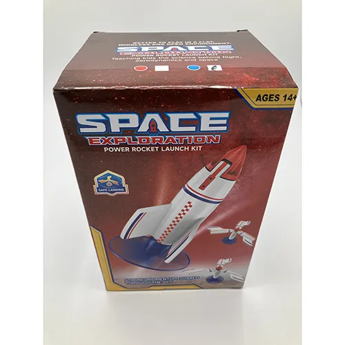 Fusée jouet en mousse blanche, d'environ 30 cm de hauteur, équipée d'une base d'hélice en plastique rouge alimentée par un câble USB comprenant une télécommande et une rampe de lancement bleue.