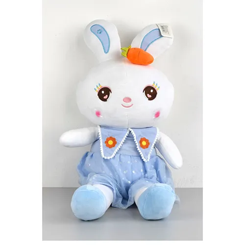 Grand lapin blanc en peluche dans une robe bleue avec une carotte collée à la tête. Taille de 80 cm.