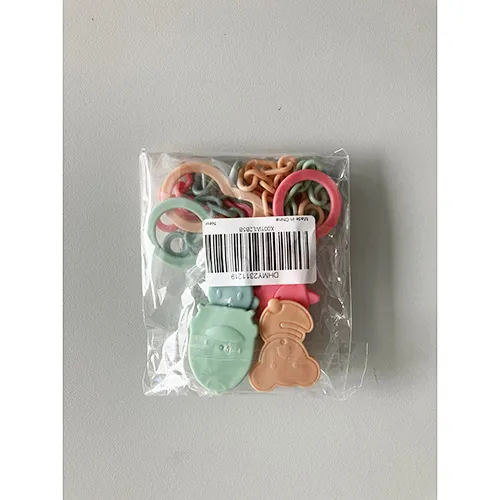 Porte-sucette avec clip..Produit vendu en ligne, notamment via Amazon (ASIN: X001WL2B5B).