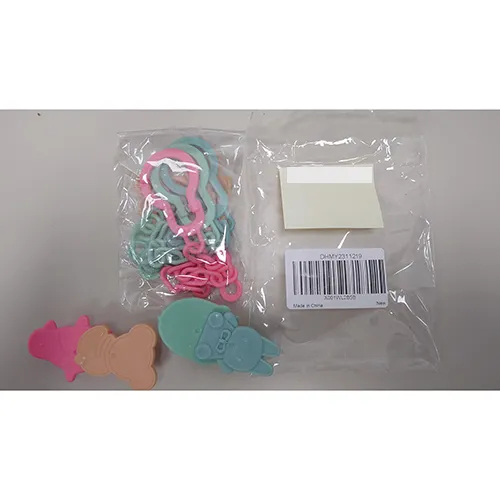 Porte-sucette avec clip..Produit vendu en ligne, notamment via Amazon (ASIN: X001WL2B5B).