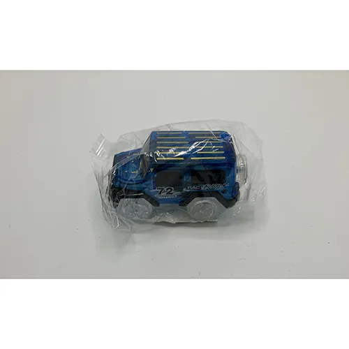 Voiture-jouet à piles noire et bleue, mesurant environ 3x2x2 cm.
