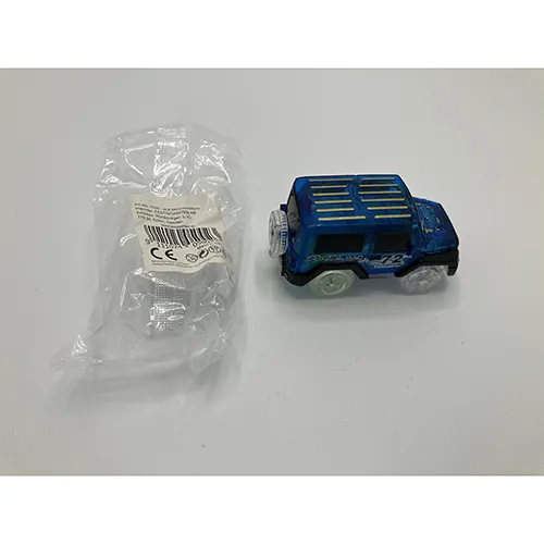 Voiture-jouet à piles noire et bleue, mesurant environ 3x2x2 cm.