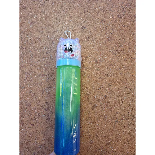 Slime de jouet bleu-vert avec des paillettes. Livré avec de petites boules colorées, dans un compartiment séparé.