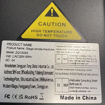 Machine à brouillard pour DJ mobiles, fêtes, petites salles avec récepteur RF interne (intégré dans un pilote LED interne) et un récepteur RF externe enfichable (via une combinaison de prises XLR à 3 broches) et deux télécommandes. Produit vendu en ligne, notamment via djlicht.nl.