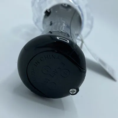 Lampe torche d'Halloween, environ 35 cm de hauteur. Ampoule transparente en forme de crâne avec une poignée noire contenant le compartiment à piles et l'électronique.