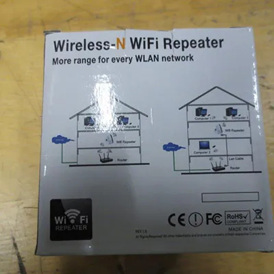 Répéteur WiFi blanc.