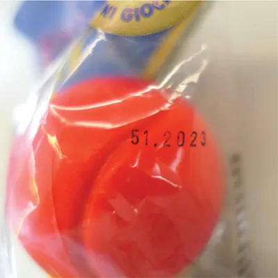 Boules douces, dans les couleurs rouge, bleu et jaune.