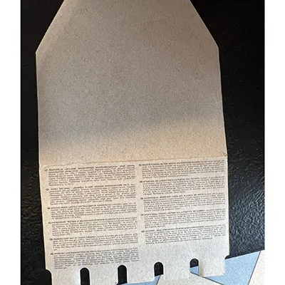 Briquet à gaz avec un corps en plastique rigide noir. Le briquet a un mécanisme d'allumage avec un élément piézoélectrique.
