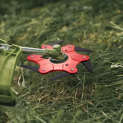 Fixation pour débroussailleuses pour tailler et couper les bords de pelouse ou d'autres végétaux. L'accessoire de coupe comprend six couteaux mobiles qui peuvent être utilisés pour couper lorsqu'ils tournent à grande vitesse. Produit vendu en ligne, notamment via AliExpress (numéro d'identification: 1005005791183576).