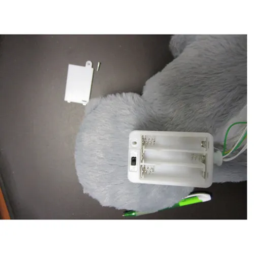 Jouet gris en peluche sous la forme d'une loutre simulant la respiration avec des effets sonores, de la musique et de la lumière, 30 cm, avec boîtier de commande à piles. Produit vendu en ligne, notamment via grande-Peluche.com.