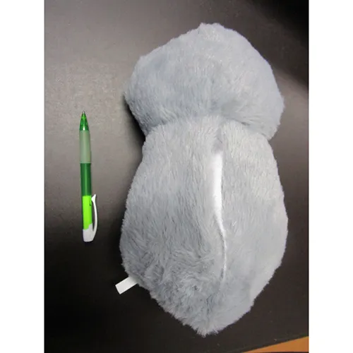 Jouet gris en peluche sous la forme d'une loutre simulant la respiration avec des effets sonores, de la musique et de la lumière, 30 cm, avec boîtier de commande à piles. Produit vendu en ligne, notamment via grande-Peluche.com.