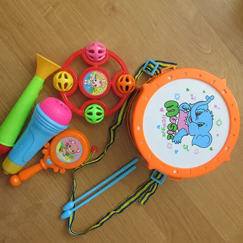 Ensemble d'instruments de musique en plastique.
