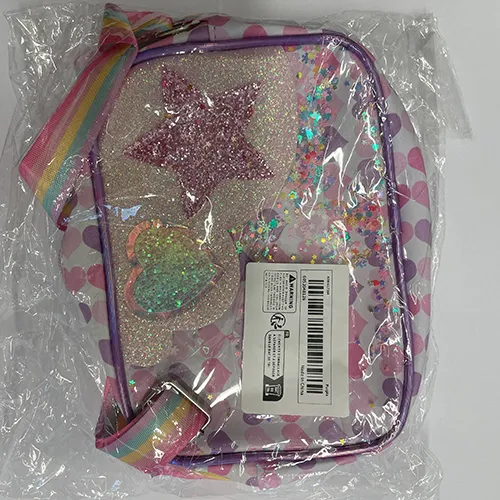 Sac à main pour enfants avec une bandoulière. L'avant du sac a une couverture / doublure en plastique avec des confettis en forme de fleur, d'étoile et de cœur derrière la fenêtre en plastique. Produit vendu en ligne, notamment via Temu.