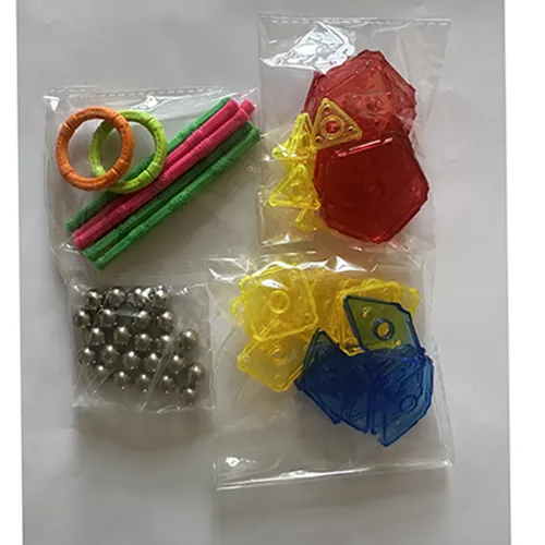 Ensemble d'un jouet de blocs magnétiques qui se composent de 88 pièces; y compris les blocs de couleur plastique, les billes magnétiques et les bâtons avec aimants.