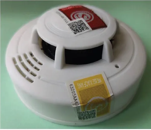 Détecteur de fumée à piles conçu pour un usage domestique. Produit vendu en ligne, notamment via Wish.