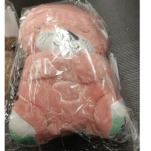 Jouet souple à piles, en forme d'ours en peluche, avec éléments sonores. Produit vendu en ligne, notamment via www.minun-pikkuiseni.fi, my-little-darling-shop.com et mein-kleines-baby.de.