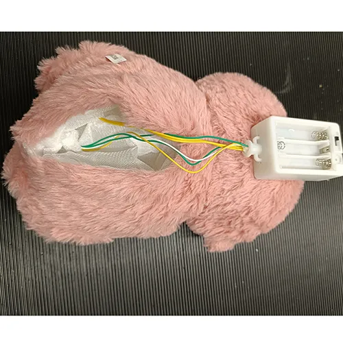 Jouet souple à piles, en forme d'ours en peluche, avec éléments sonores. Produit vendu en ligne, notamment via www.minun-pikkuiseni.fi, my-little-darling-shop.com et mein-kleines-baby.de.