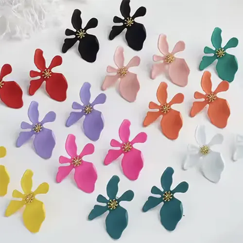 Boucles d'oreilles en forme de fleur de différentes couleurs, fabriquées en métal.