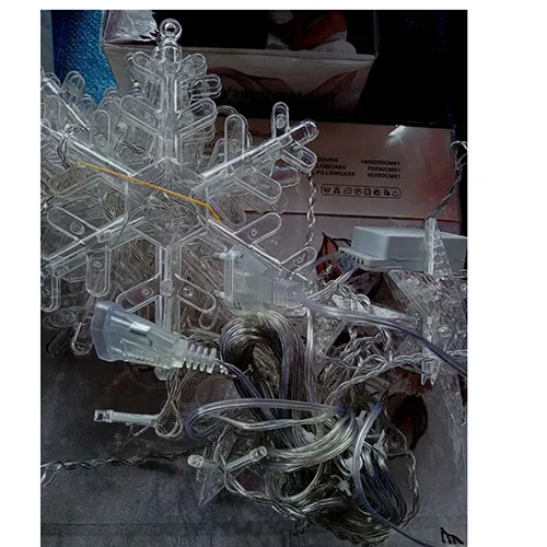 Chaîne d'éclairage avec étoiles en plastique et flocons de neige cousus dans différentes tailles, y compris une minuterie.