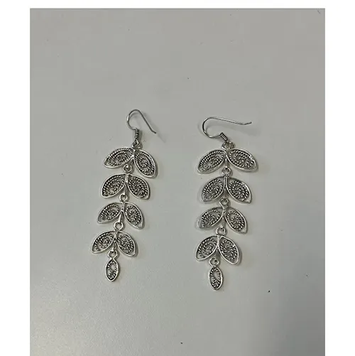 Boucles d'oreilles suspendues de couleur argent.
