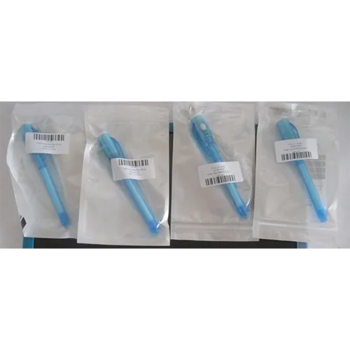 Stylo avec encre transparente et une lumière UV alimentée par une batterie qui rend l'encre visible. Produit vendu en ligne, notamment via Wish.