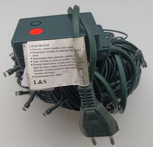 Chaîne d'éclairage de Noël avec 100 lumières LED non remplaçables et une unité électronique pour les effets d'éclairage (8 programmes).