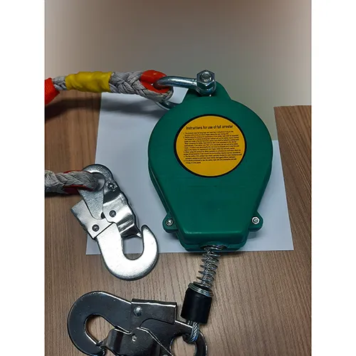 Dispositifs antichute de type rétractable avec câble de 5 mètres. Produit vendu en ligne, notamment via Amazon (ASIN: B08LVQJJPX).