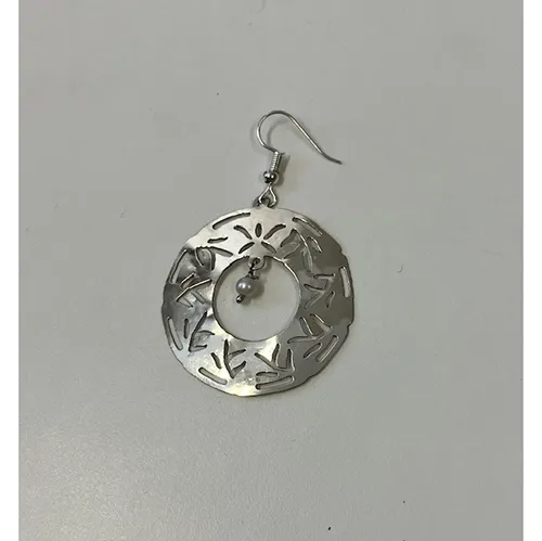 Boucle d'oreille suspendue de couleur argentée.