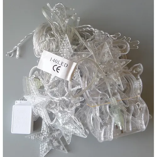 Chaîne d'éclairage avec 140 LED non remplaçables, une unité clignotante, un fil électrique blanc et une prise qui permet des extensions avec des membres supplémentaires.