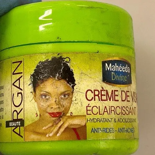 Crème éclaircissante pour la peau, 100 g. Le produit est vendu en ligne, notamment via Facebook Marketplace.