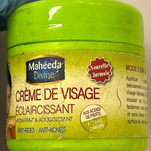 Crème éclaircissante pour la peau, 100 g. Le produit est vendu en ligne, notamment via Facebook Marketplace.