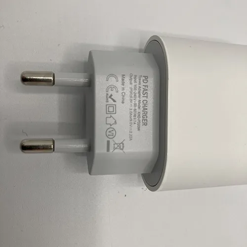 Adaptateur d'alimentation blanc 20W avec câble de charge USB-C.