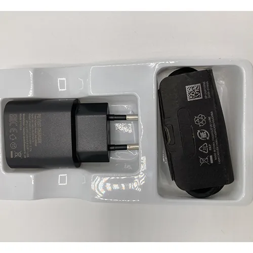 Chargeur noir 25W avec câble USB-C.