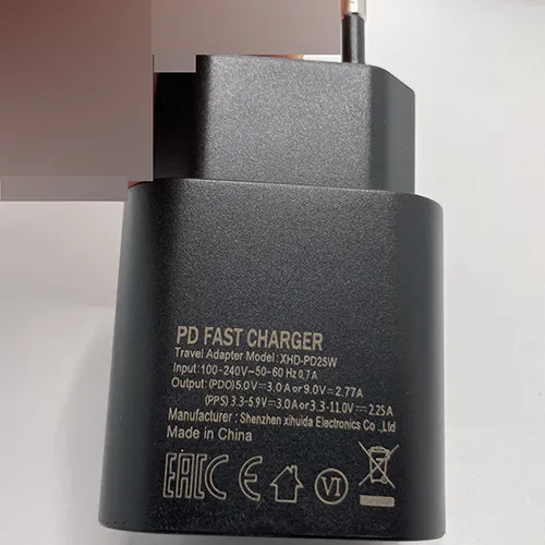 Chargeur noir 25W avec câble USB-C.