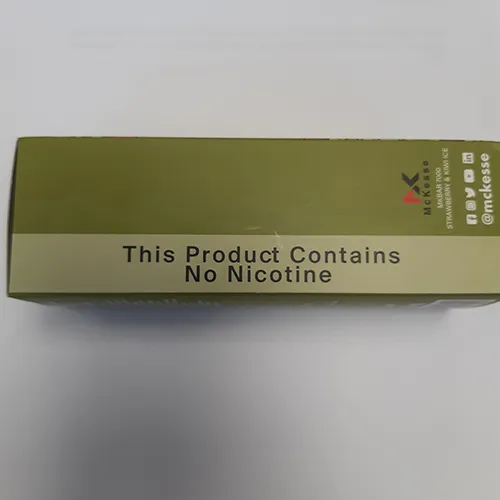 E-cigarette jetable rouge dans une enveloppe en plastique