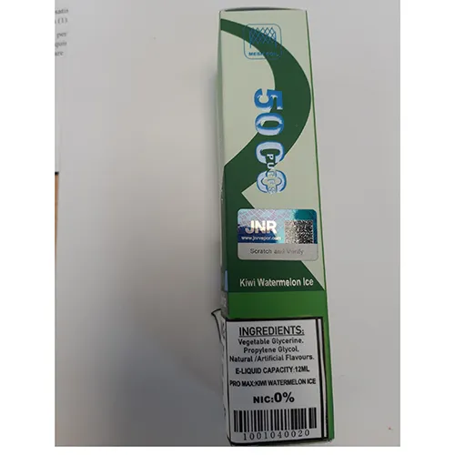 Une e-cigarette verte jetable dans une pellicule plastique