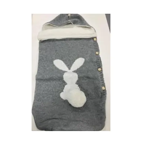 Sac de couchage tricoté gris avec un motif de lapin blanc, une queue de pompon et des boutons sur le côté. Produit vendu en ligne, notamment via AliExpress (identifiant produit: 1005005232044349)