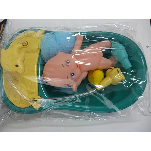 Poupée dans une baignoire avec accessoires de bain, tous les éléments sont en plastique.