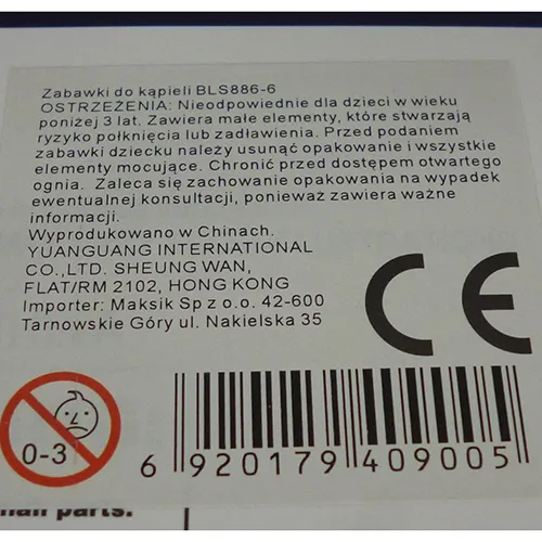 Poupée dans une baignoire avec accessoires de bain, tous les éléments sont en plastique.