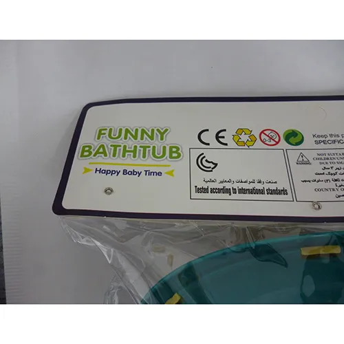 Poupée dans une baignoire avec accessoires de bain, tous les éléments sont en plastique.