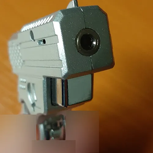 Briquet en forme de petit pistolet. La partie qui est généralement le magasin (la partie que le pistolet est tenu par lors du tir) est en forme de cercle. La gâchette du pistolet est le bouton de fonctionnement. Lorsqu'elle est pressée, une flamme sort du canon du pistolet.