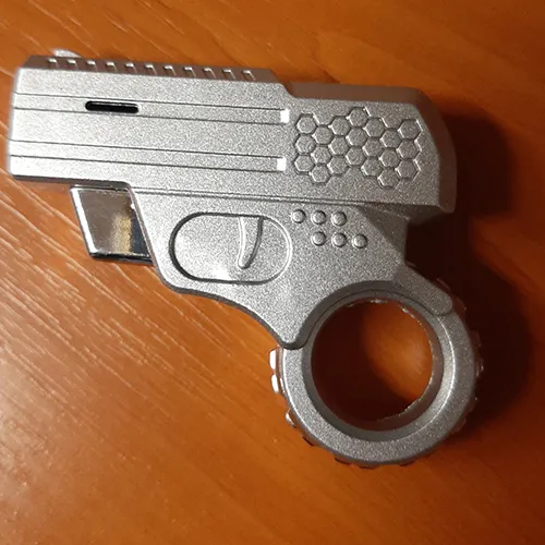 Briquet en forme de petit pistolet. La partie qui est généralement le magasin (la partie que le pistolet est tenu par lors du tir) est en forme de cercle. La gâchette du pistolet est le bouton de fonctionnement. Lorsqu'elle est pressée, une flamme sort du canon du pistolet.