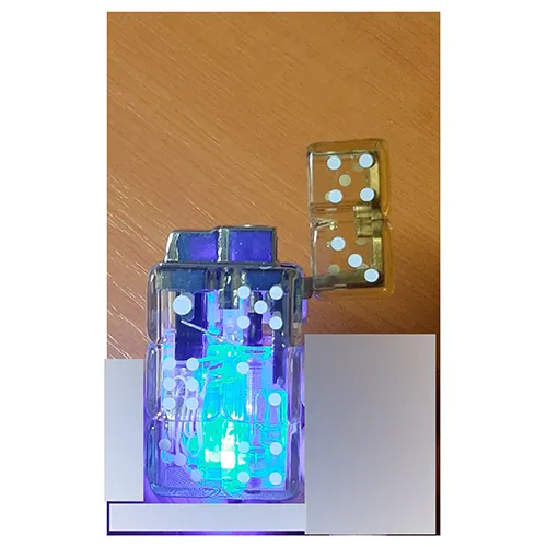 Un briquet en forme de huit dés de jeu, quatre dans une rangée à côté de l'autre, de couleur jaune. Les dés supérieurs peuvent être retournés vers le haut, il y a un bouton de fonctionnement en dessous. Lorsqu'il est pressé, une flamme apparaît. Dans le même temps, le briquet commencera à clignoter une lumière bleu-rouge.