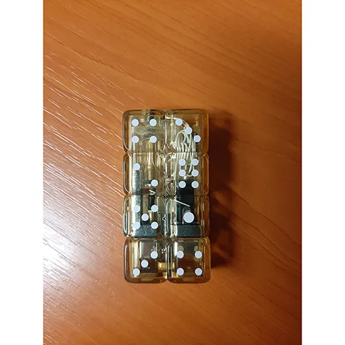 Un briquet en forme de huit dés de jeu, quatre dans une rangée à côté de l'autre, de couleur jaune. Les dés supérieurs peuvent être retournés vers le haut, il y a un bouton de fonctionnement en dessous. Lorsqu'il est pressé, une flamme apparaît. Dans le même temps, le briquet commencera à clignoter une lumière bleu-rouge.